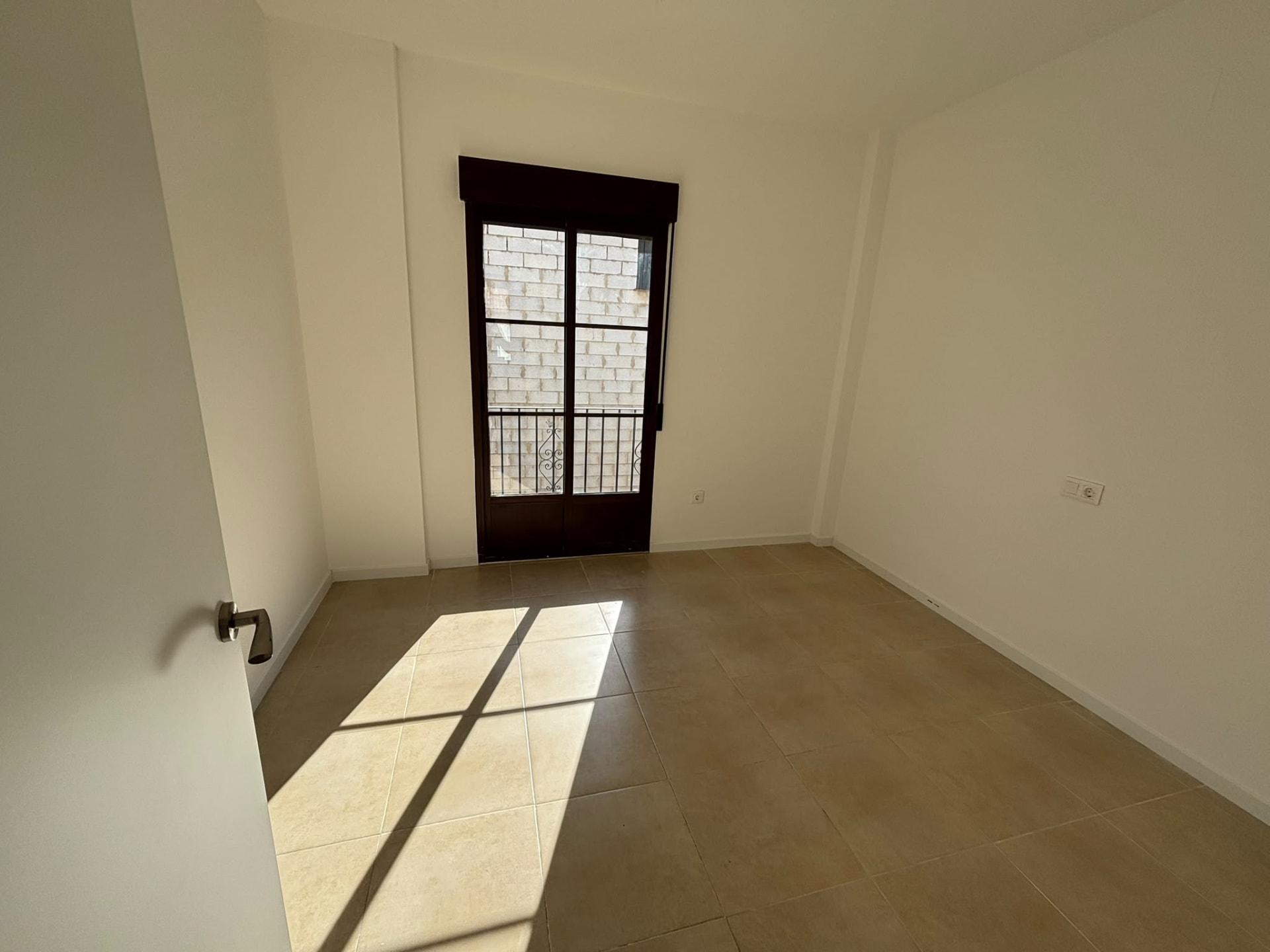 Dormitorio luminoso con balcón