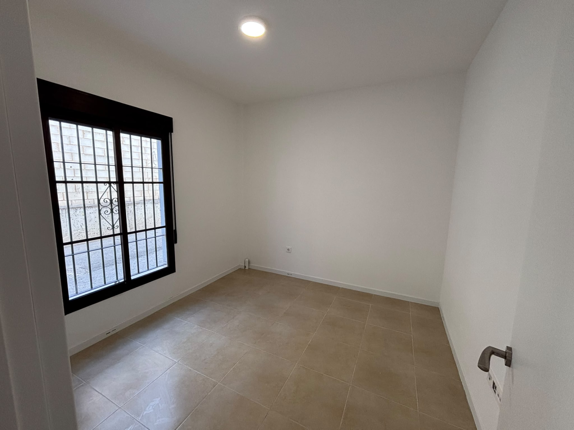 Tercer dormitorio en planta baja con ventana al patio