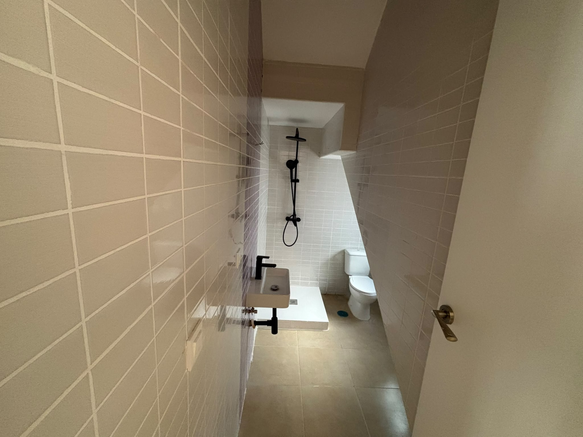 Segundo baño con lavabo, espejo y sanitario