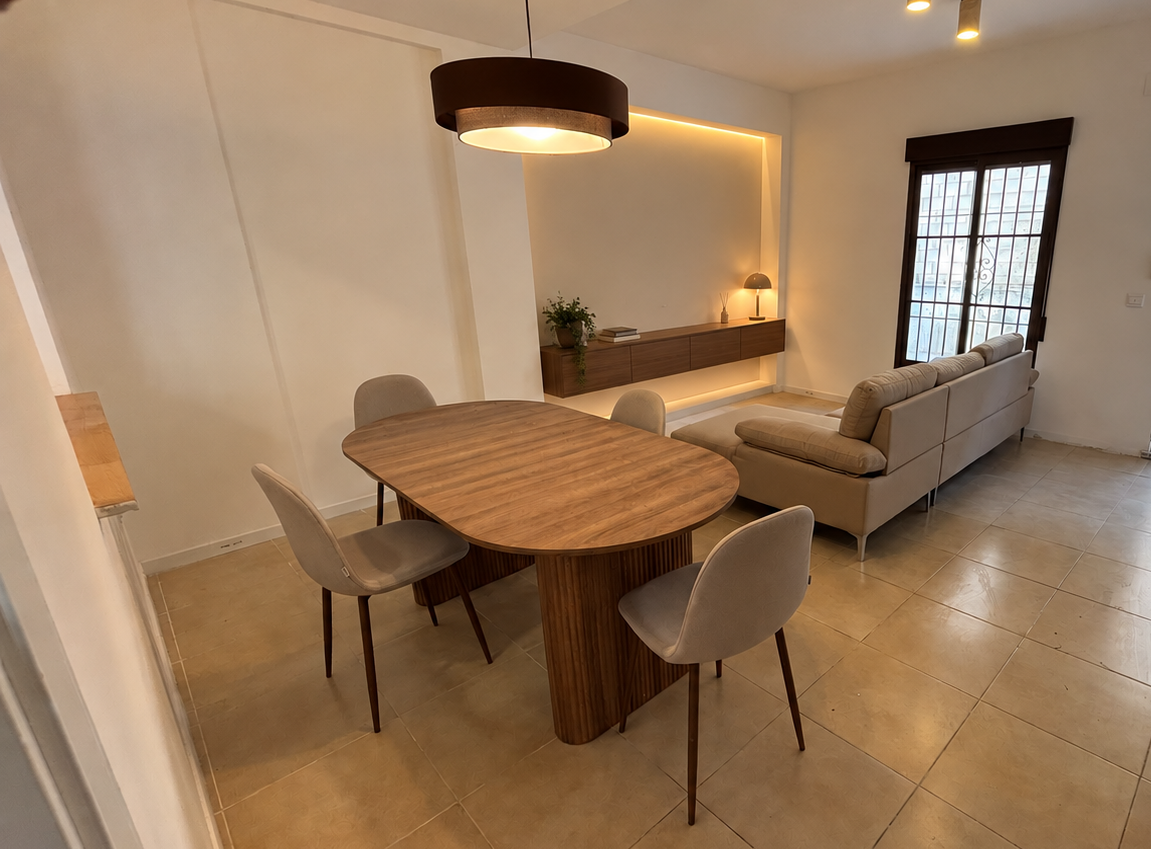 Zona de comedor con mobiliario de madera